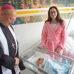Wizyta bp. Odera na oddziale położniczym