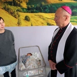 Wizyta bp. Odera na oddziale położniczym
