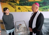 Wizyta bp. Odera na oddziale położniczym
