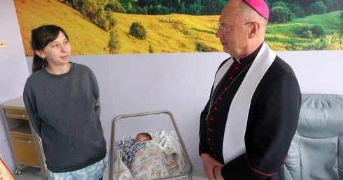 Wizyta bp. Odera na oddziale położniczym