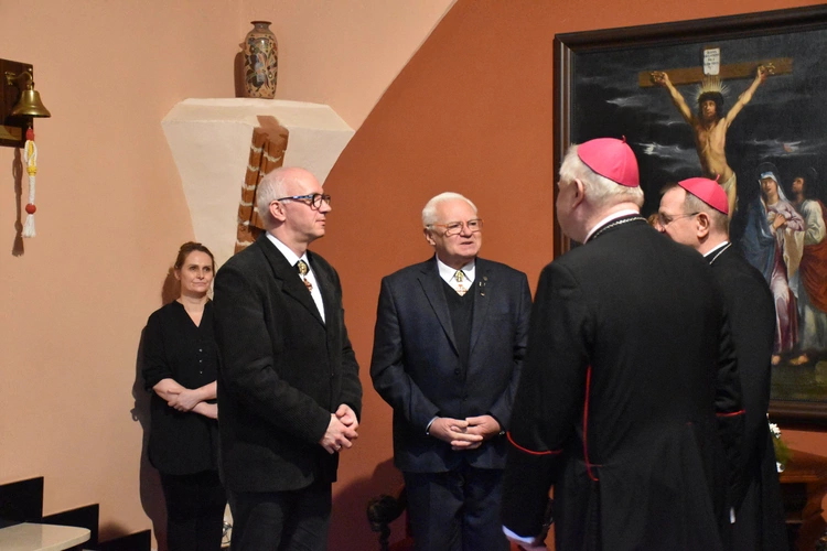 Bożogrobcy przekazali olejek nardowy z Ziemi Świętej 