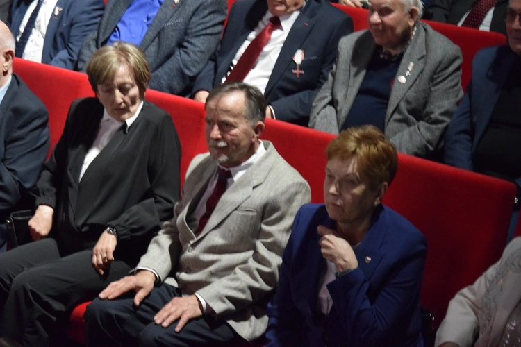 Od oporu do niepodległości