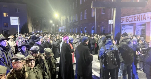 Katowice. Tłumy wiernych wzięły udział w nabożeństwie Drogi Krzyżowej ulicami miasta