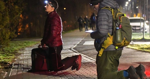 Przynajmniej tysiąc osób wyruszyło na nocną Ekstremalną Drogę Krzyżową