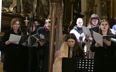 Z harfą o krzyżu Chrystusa