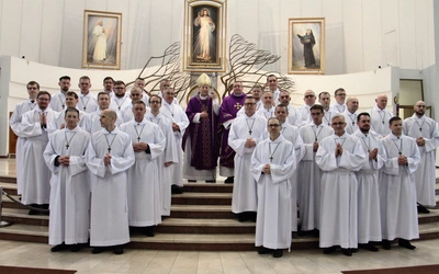 Błogosławieństwo do posługi nadzwyczajnych szafarzy Komunii Świętej przyjęło 33 mężczyzn