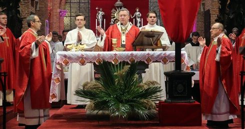 Abp Kupny w Niedzielę Palmową: Paschalna logika Boga to uniżenie, które prowadzi do wywyższenia