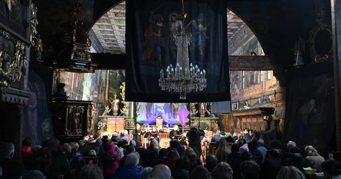 Koncert pod zasłonami 