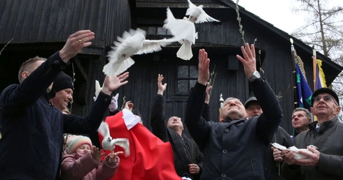 Niedziela Palmowa w Kluczu. Rozpoczęcie sezonu lotowego gołębi pocztowych