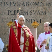 Leon XIV: Chrystus woła z krzyża - odłóżcie broń!