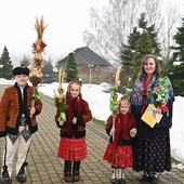 Miętustwo. Palmy prawie do dachu kościoła