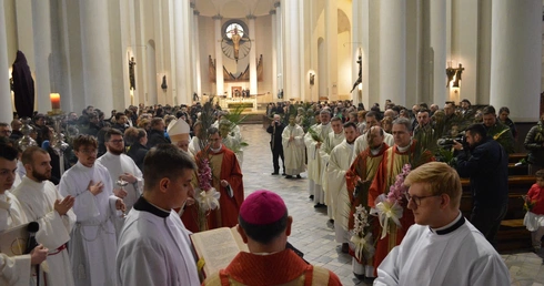 Niedziela Palmowa z młodymi w katowickiej archikatedrze