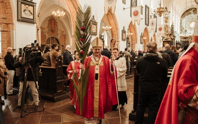 Abp Wojda: Krzyż pokazuje prawdę o Bogu i o człowieku