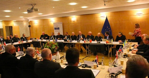 Biskupi alarmują po decyzji PE: polityka migracyjna UE oddala się od swoich wartości