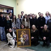 Młodzi, którzy wyśpiewali Akatyst ku czci św. Józefa z oazowiczami ze Złotych Łanów.