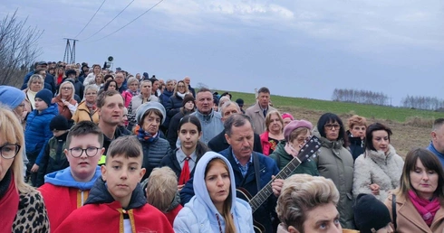 Droga Krzyża ulicami Koniemłotów