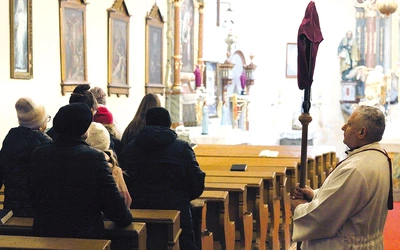 Nabożeństwo Drogi Krzyżowej w kościele  pw. św. Jana Chrzciciela w Chomiąży.
