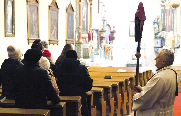 Nabożeństwo Drogi Krzyżowej w kościele  pw. św. Jana Chrzciciela w Chomiąży.