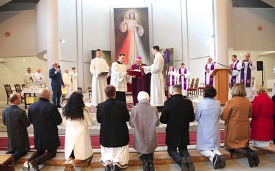 Biskup Roman Marcinkowski modlił się, aby czytający słowo Boże byli przez nie kształtowani i wiernie przekazywali je innym ludziom.