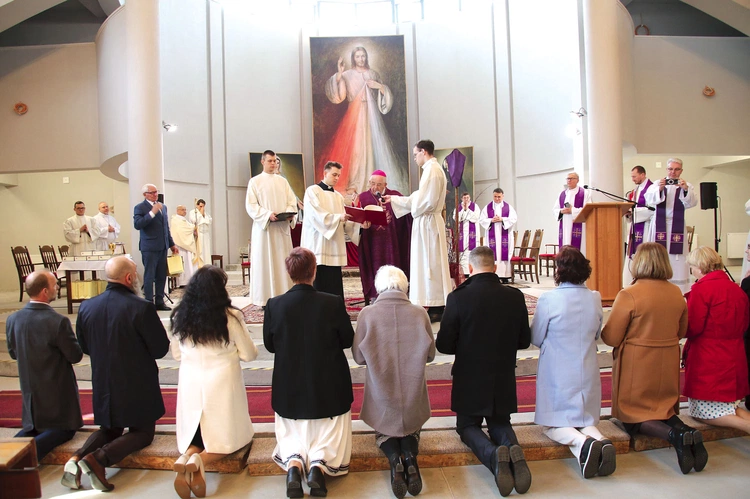 Biskup Roman Marcinkowski modlił się, aby czytający słowo Boże byli przez nie kształtowani i wiernie przekazywali je innym ludziom.