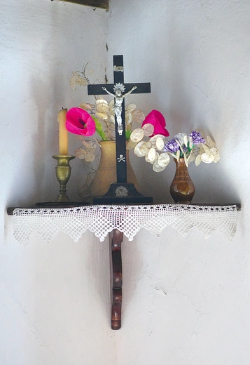 W chatach warmińskich były tzw. święte kąty, czyli domowe ołtarzyki, gdzie na narożnej półce ustawiano figurkę Matki Bożej, czasami Chrystusa, lichtarze, święcone zioła i palmy, czasem gromnice.