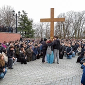 W czasie Drogi Krzyżowej młodzi rozważali stojące przed nimi decyzje.