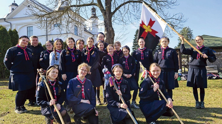 Skauci Europy przed sanktuarium  w Wysokim Kole. 
