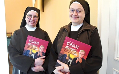 Z publikacji bardzo zadowolone jest Zgromadzenie Sióstr Franciszkanek Służebnic Krzyża. – Nasze pokolenia są już przyzwyczajone do księdza Wyszyńskiego jako prymasa i męża stanu, którego słuchają tłumy. Natomiast w czasie powstania w Laskach jest on po prostu człowiekiem. Taki też został przedstawiony w komiksie – mówi s. Radosława Podgórska FSK (z lewej), przełożona generalna.