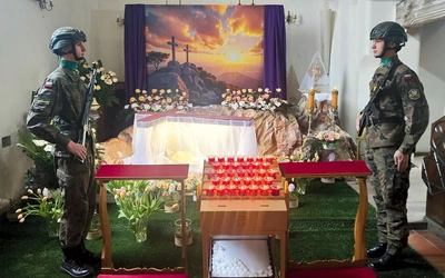 Honorowa warta w parafii w Bierutowie.