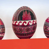 Prace Agnieszki Śloseckiej z Tyńca Małego (wzory huculskie, technika batikowa).