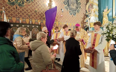 Bardzo wielu parafian zdecydowało się włączyć w duchową adopcję. Swoje deklaracje złożyli na ręce bp. Romana Pindla.