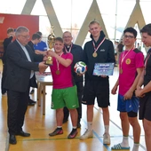 Lektorzy z Grybowa odbierają puchar.