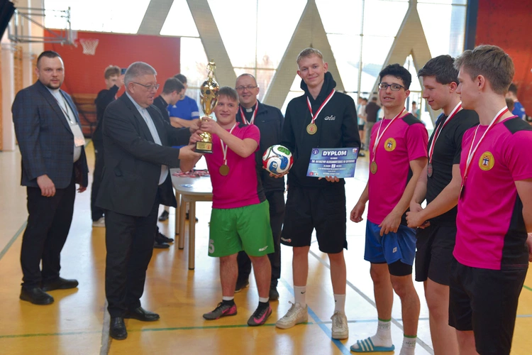 Lektorzy z Grybowa odbierają puchar.