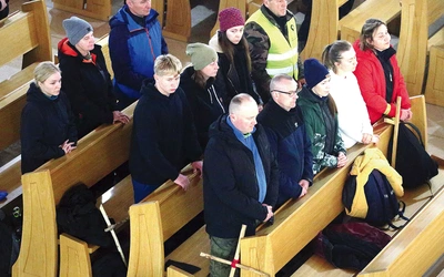 Dobrze wyposażony plecak i własnoręcznie sporządzony krzyż – to atrybuty uczestnika nocnej modlitwy.