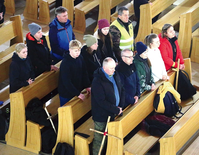 Dobrze wyposażony plecak i własnoręcznie sporządzony krzyż – to atrybuty uczestnika nocnej modlitwy.