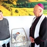 Magdalena Seralis z córeczką Laurą  i bp Sławomir Oder. 