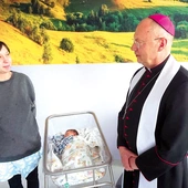 Magdalena Seralis z córeczką Laurą  i bp Sławomir Oder. 