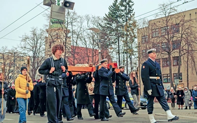 Między poszczególnymi stacjami drewniany krucyfiks, o długości kilku metrów, nieśli przedstawiciele różnych grup i stanów. 