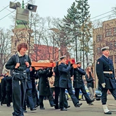 Między poszczególnymi stacjami drewniany krucyfiks, o długości kilku metrów, nieśli przedstawiciele różnych grup i stanów. 