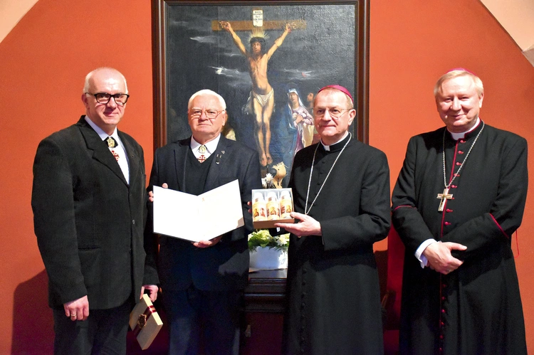 Olejek nardowy zostanie wykorzystany  do przygotowania oleju krzyżma. 