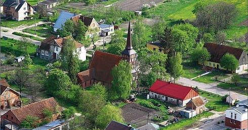 Miejscowość z centrum zlokalizowanym wokół świątyni to typowa żuławska owalnica.