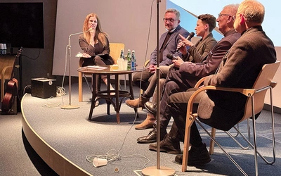 – „Łaska działa w sposób nieskrępowany” – ten cytat z ks. Franciszka Blachnickiego jest mi cały czas bliski – podzieliła się Katarzyna Błaszczyńska, autorka scenariusza filmu o ks. Blachnickim, nagrodzonego przez Panteon Górnośląski. Na zdjęciu (od lewej): Dominika Szczawińska, ks. prof. Arkadiusz Wuwer, Katarzyna Błaszczyńska, ks. prof. Jerzy Szymik i ks. Ryszard Nowak.