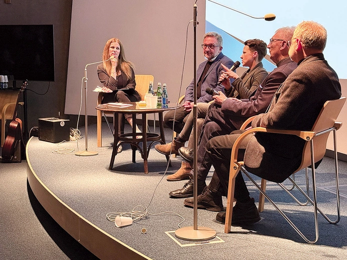 – „Łaska działa w sposób nieskrępowany” – ten cytat z ks. Franciszka Blachnickiego jest mi cały czas bliski – podzieliła się Katarzyna Błaszczyńska, autorka scenariusza filmu o ks. Blachnickim, nagrodzonego przez Panteon Górnośląski. Na zdjęciu (od lewej): Dominika Szczawińska, ks. prof. Arkadiusz Wuwer, Katarzyna Błaszczyńska, ks. prof. Jerzy Szymik i ks. Ryszard Nowak.