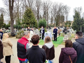 Zmartwychwstanie Jezusa  jest źródłem nadziei na przyszłe spotkanie z ukochanymi. 