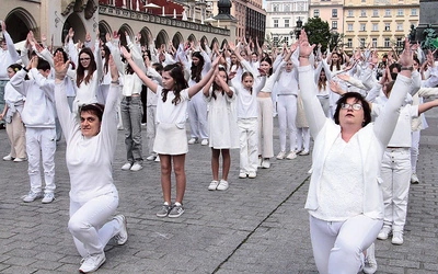 – Bardzo nas cieszy, gdy starsze osoby doceniają, iż jest tak dużo młodych, którzy chcą pokazać swoją wiarę innym. Jesteśmy dumne, mogąc zaświadczyć, iż nam, dzieciom, zależy na wierze – zapewnia Gabrysia ze szkoły w Brzączowicach. 