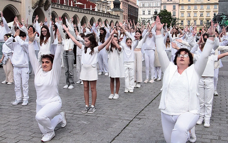 – Bardzo nas cieszy, gdy starsze osoby doceniają, iż jest tak dużo młodych, którzy chcą pokazać swoją wiarę innym. Jesteśmy dumne, mogąc zaświadczyć, iż nam, dzieciom, zależy na wierze – zapewnia Gabrysia ze szkoły w Brzączowicach. 