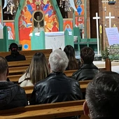 Nauczycielska adoracja Pana Jezusa w Najświętszym Sakramencie.