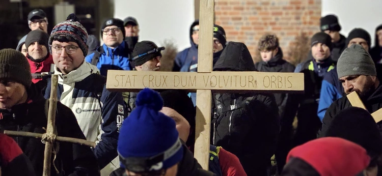 Nocna Droga Krzyżowa mężczyzn