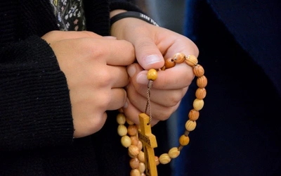 Różaniec Rodziców to modlitwa wspólnotowa oparta na schemacie Żywego Różańca. 