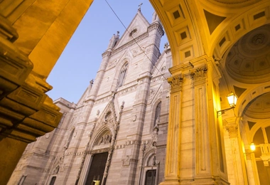 Z dachu katedry św. Januarego widać Wezuwiusza